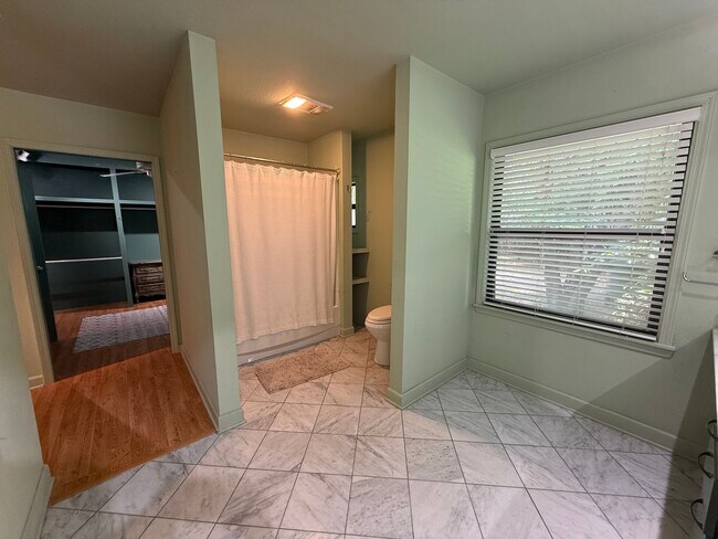 Building Photo - 303 Interbay Ave
