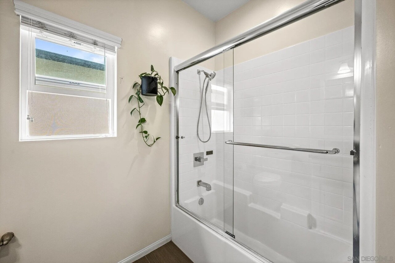 Guest shower - 1289 Donax Ave