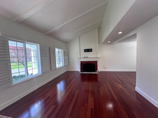 Building Photo - Charming 4 Bedroom Residence with Expansive Yard