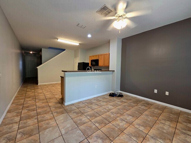 Building Photo - Three Bedroom unfurnished town house (Kiss...