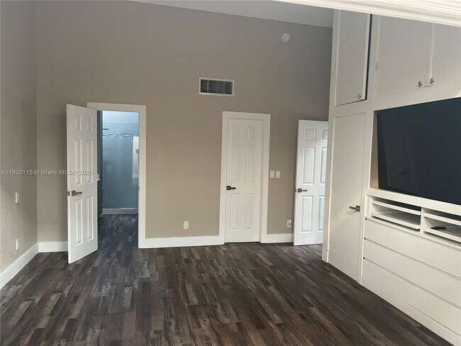 Building Photo - 2645 Parkview Dr S