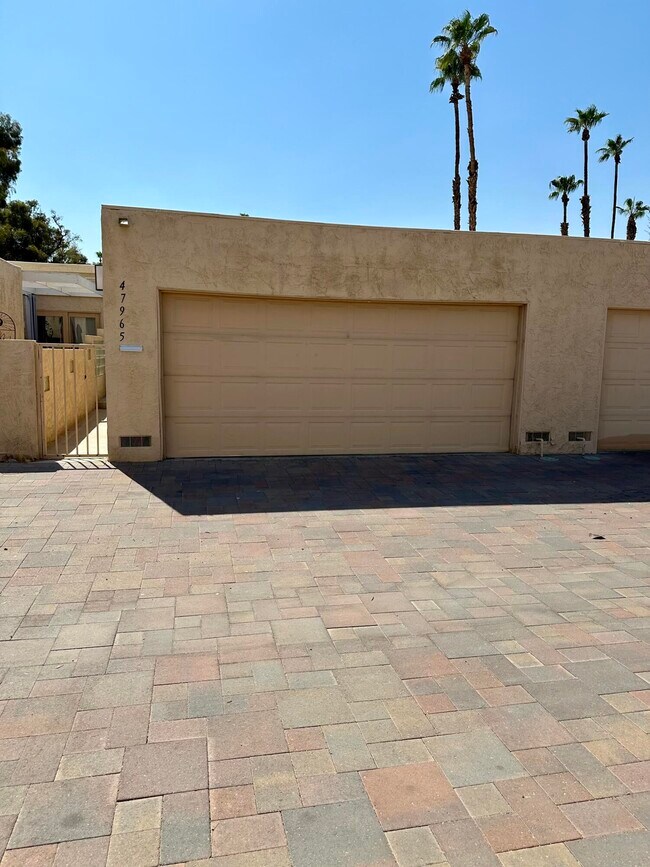 Building Photo - 47965 Oasis Ct