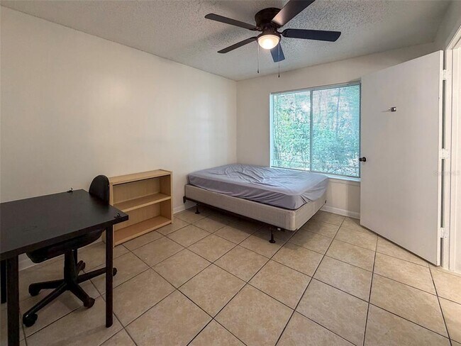 Building Photo - 3921 SW 34th St