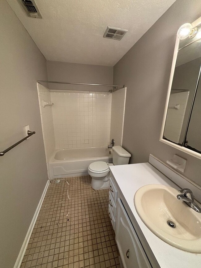 Building Photo - Beautiful 3 Bedroom Townhouse!