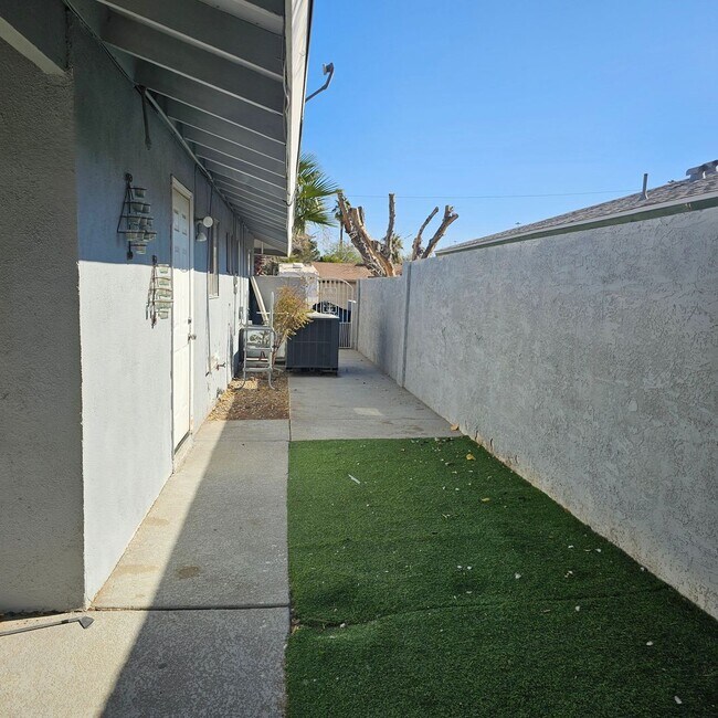 Building Photo - Upgraded 5-Bedroom Home with Open Floor Plan & Large Lot!