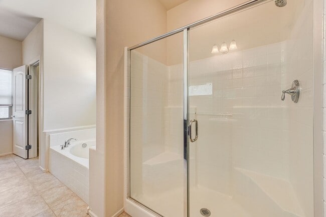 Building Photo - Adorable three bedroom in incredible SW location! Solar panels!