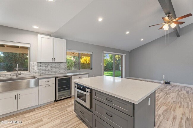 Building Photo - 8635 E Vía De La Gente