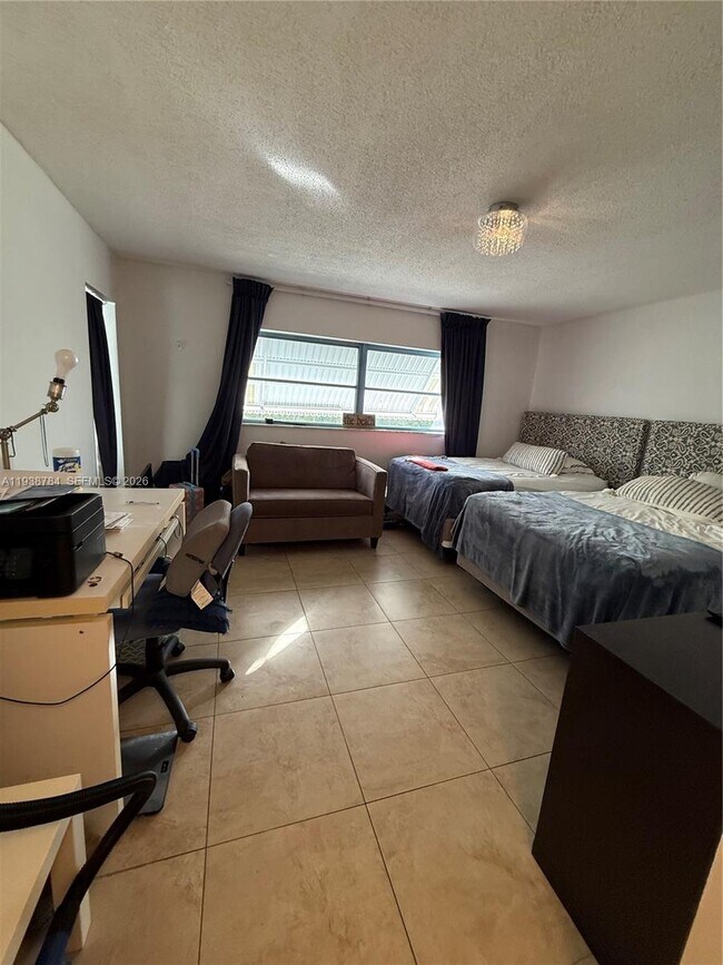 Building Photo - 500 NE 14th Ave