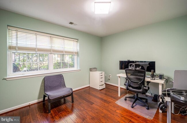 Building Photo - 702 Norfolk Ln