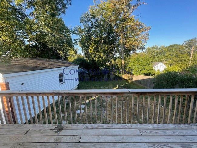 Building Photo - Spacious 3 bedroom and 1 bath house!