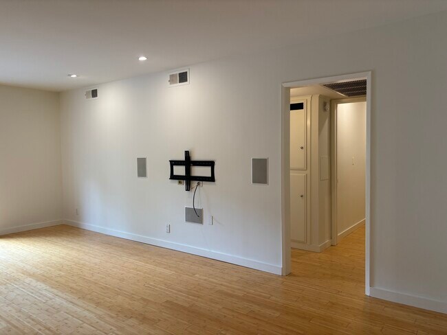 Building Photo - 1250 N Kings Rd