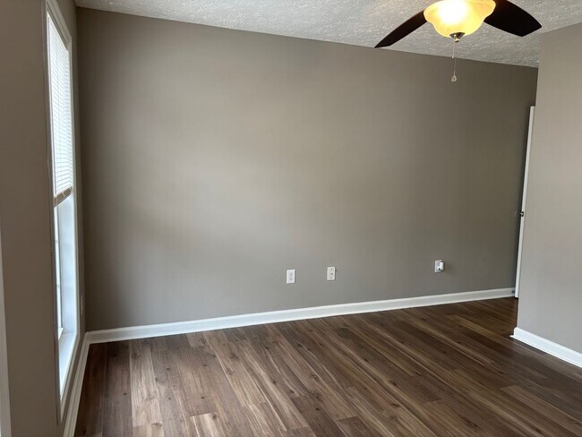 Building Photo - Beautiful 2 story townhome available in Asheboro!