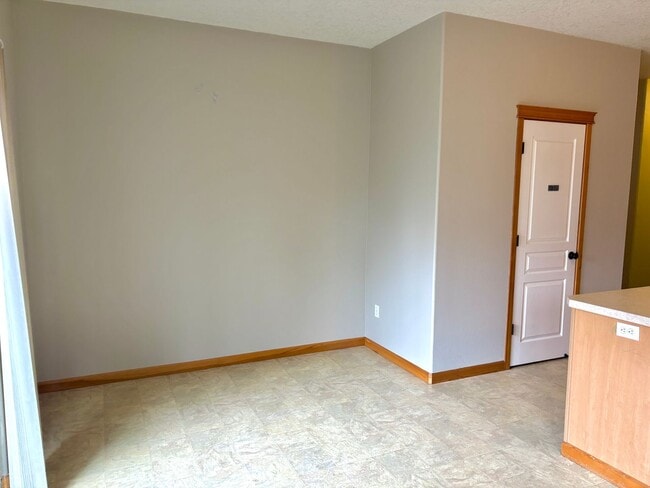 Building Photo - Montavilla 3 bed, 2 1/2 bath house