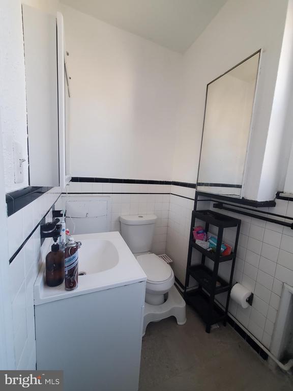 Building Photo - 4960 Chestnut St