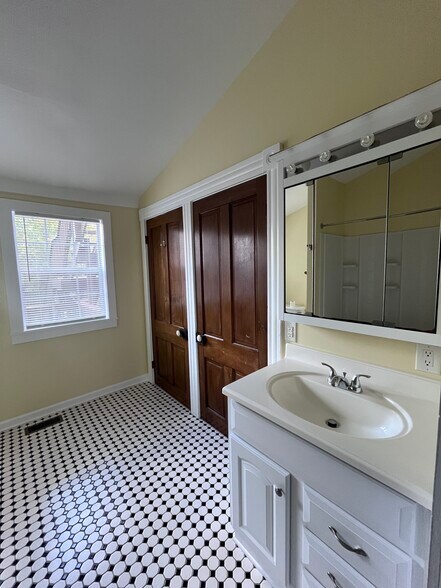 Building Photo - 1402 Hepburn Ave