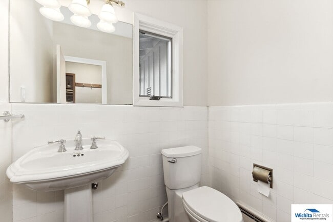 Building Photo - Beautiful 2,961 Sqft home in a Great Neighborhood!!