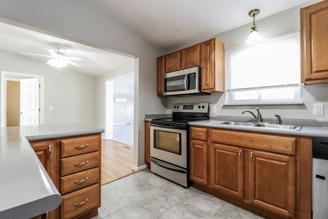 Building Photo - Gorgeous 4 Bedroom Ranch