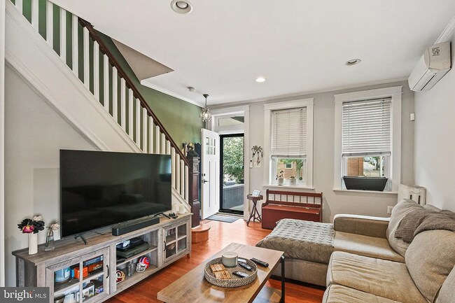 Building Photo - Gorgeous end-unit row home available for r...