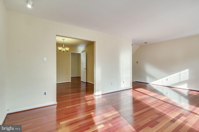 Building Photo - 5122 Cliffhaven Dr