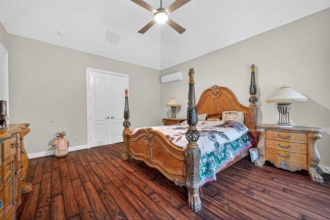 Building Photo - 15802 Pine Cone Ln