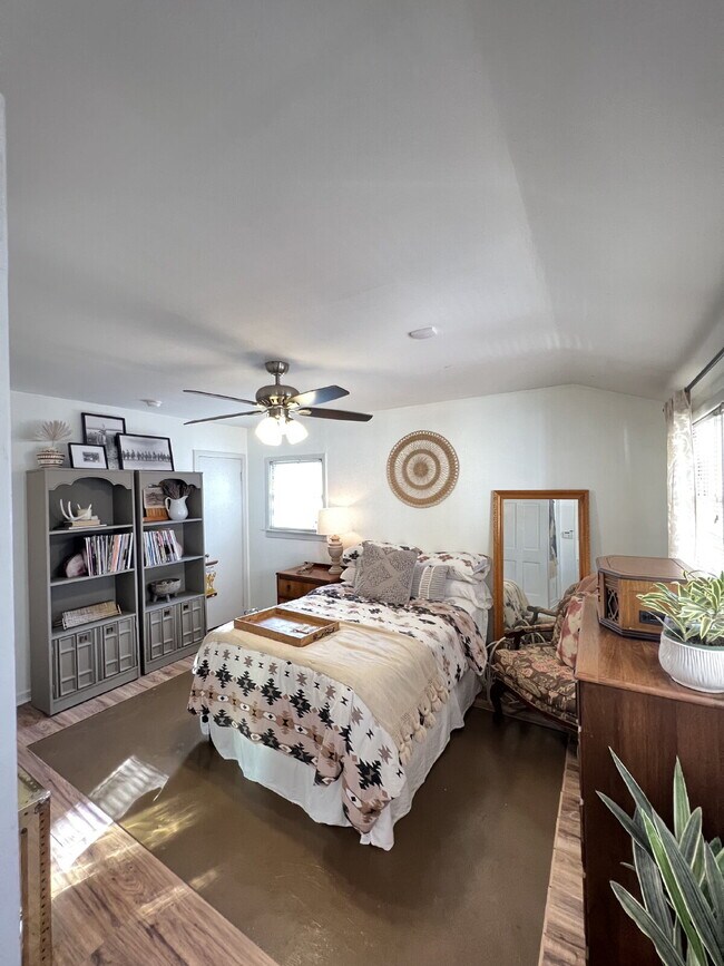 Building Photo - Charming 3-Bedroom Home with Sunroom Available for Summer 2026 Pre-Lease