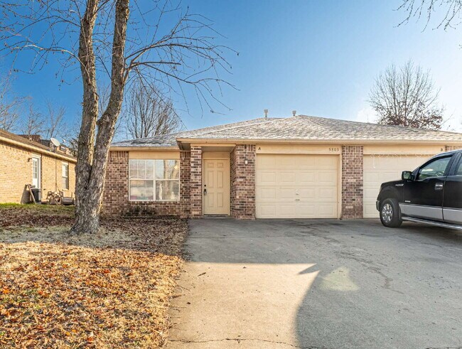 Building Photo - "Charming 2-Bed, 2-Bath Duplex with Granite Touches on Samantha Street!"