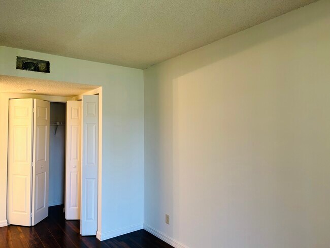 Building Photo - 1562 SE Royal Green Cir