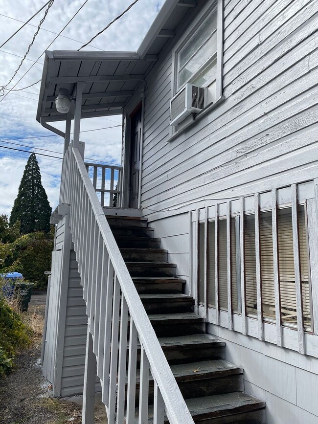 Building Photo - 1 Bedroom Upstairs Apartment-Beautiful Eag...
