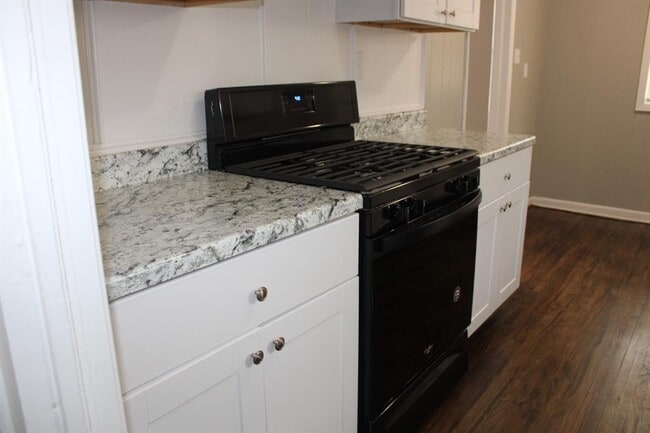 Building Photo - 305 W Lilac Ln