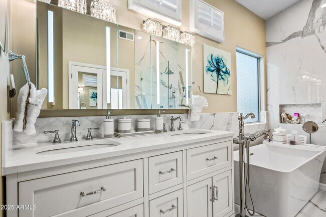 Building Photo - 1817 E Willow Tree Ct