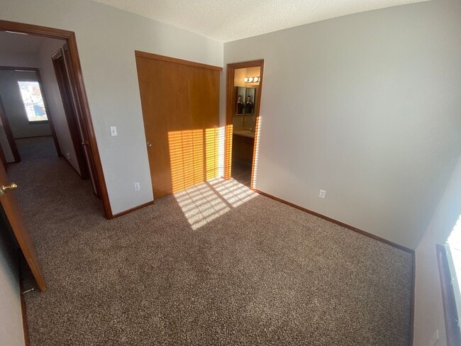 Building Photo - Lovely Cottonwood Home!