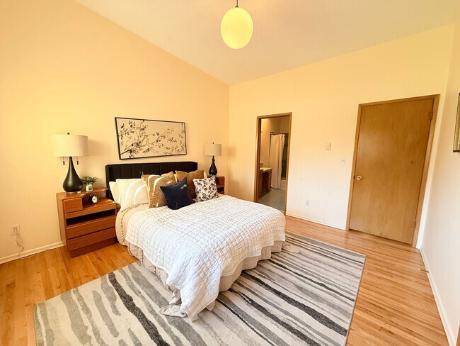 Building Photo - Charming 2 Bedroom Condo in SW Portland!