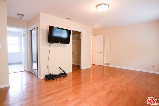 Building Photo - 3030 Stoner Ave