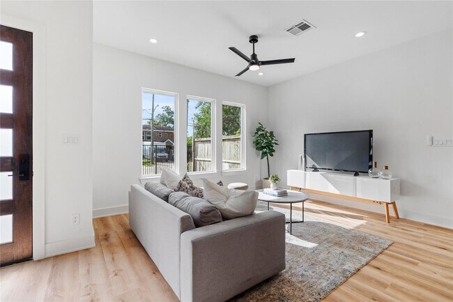 Building Photo - 6622 St Augustine St