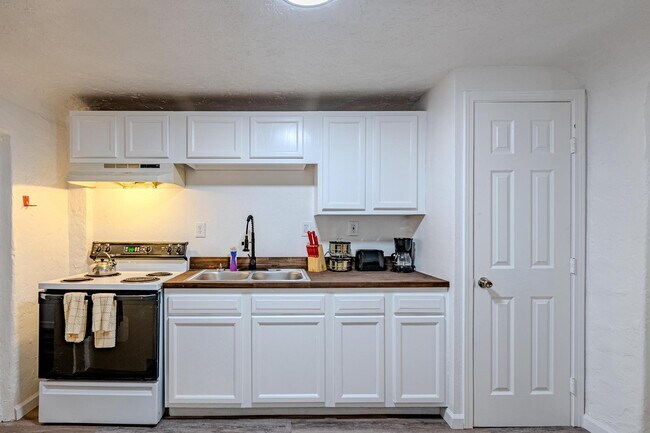 Building Photo - 704 Pacific Ave SW