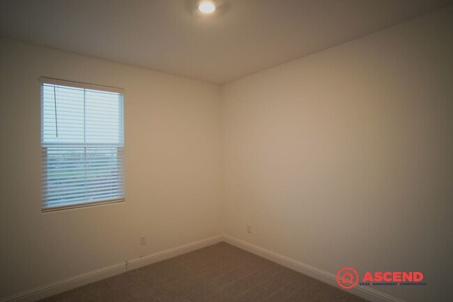 Building Photo - Luxurious 5 bedroom located in Gossamer Grove!