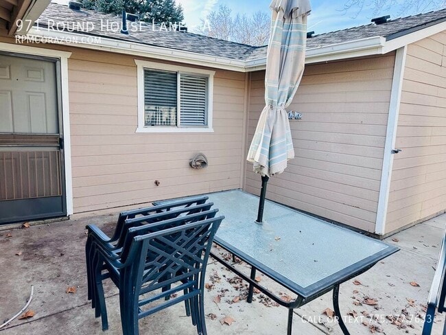 Building Photo - 971 Round House Ln