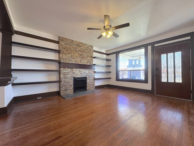 Building Photo - Updated Home with Historic Charm! 3bed/2 bath Refrig A/C across from Park! Water Included!