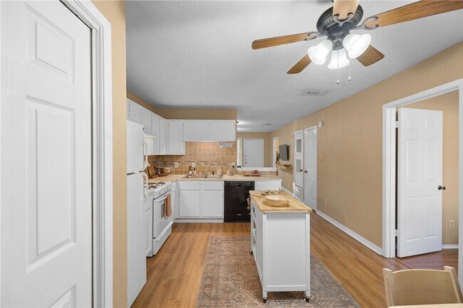 Building Photo - 805 San Pedro Dr