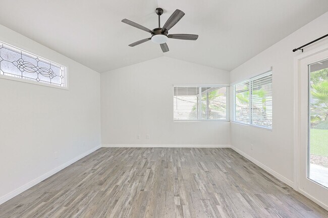 Building Photo - Spacious 5-Bedroom, 3-Bath Home – Convenie...