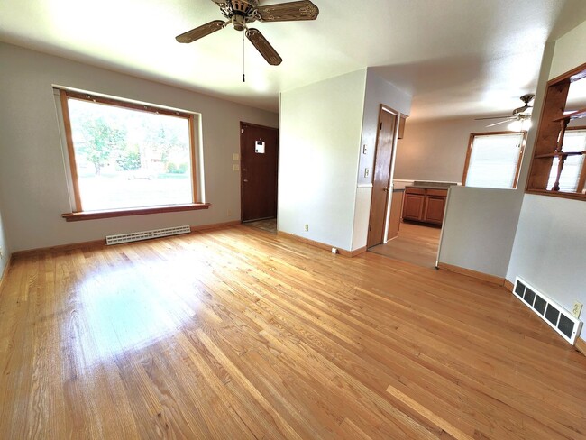 Building Photo - 3 bedroom, single family home - Available ...