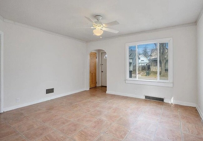 Building Photo - 3 Bedroom House with Large 2 Stall Garage ...