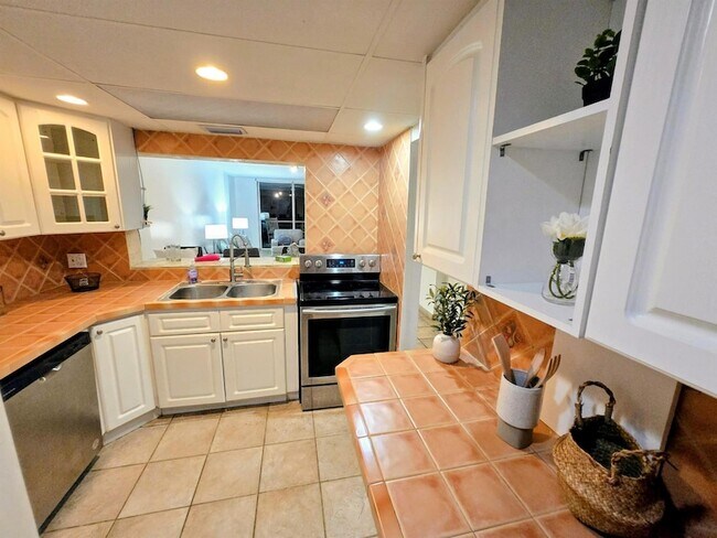 Building Photo - 3660 NE 166th St