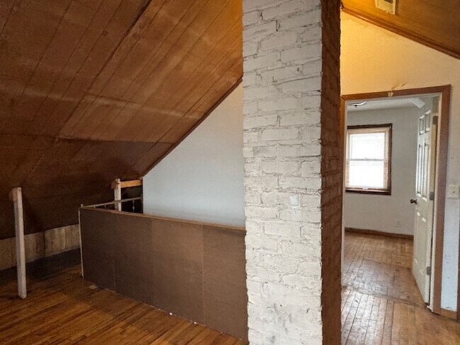 Building Photo - 3 BR/1 BA Single-Family Home in St. Paul!