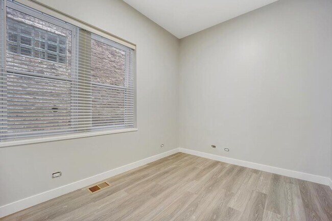 Building Photo - 1325 W 18th Pl