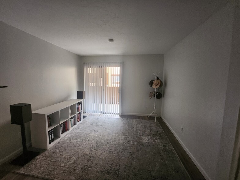 Building Photo - 1810 E Blacklidge Dr