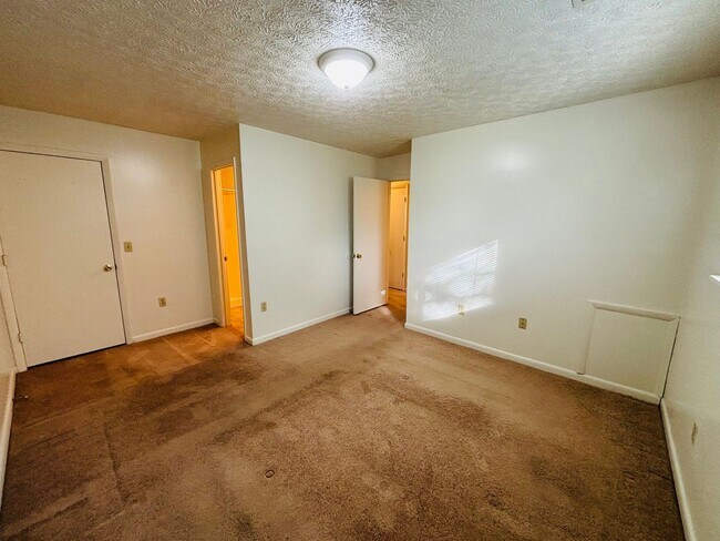 Building Photo - 3 Bedroom, 2 Bath Apartment