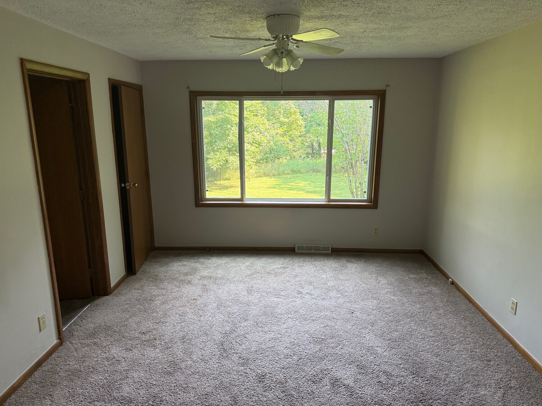 main bedroom - 511 E Royalton Rd
