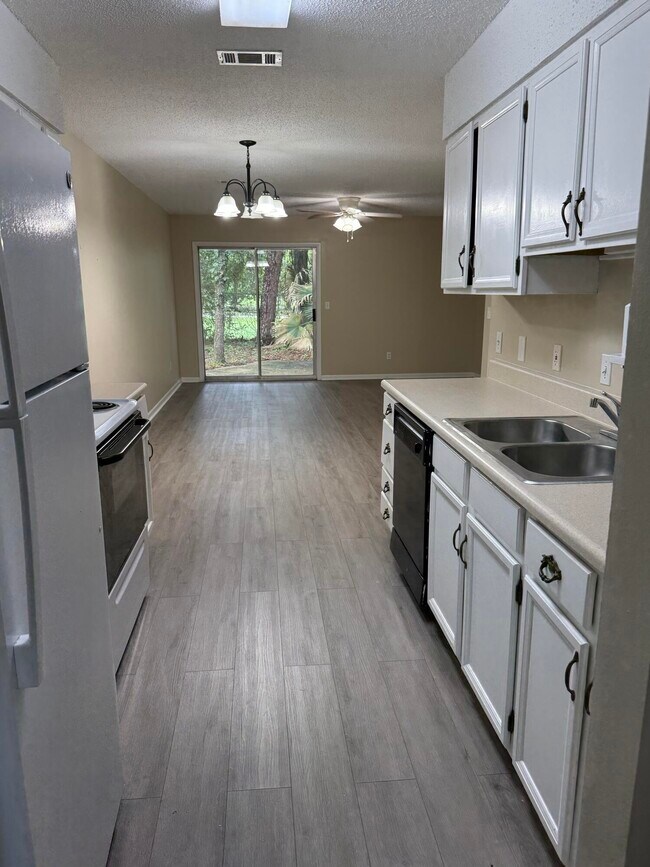 Building Photo - 816 Shadow Ln