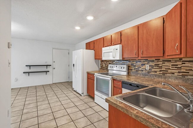 Building Photo - Nicely updated 2 bed/ 1 bath + Den near Sa...